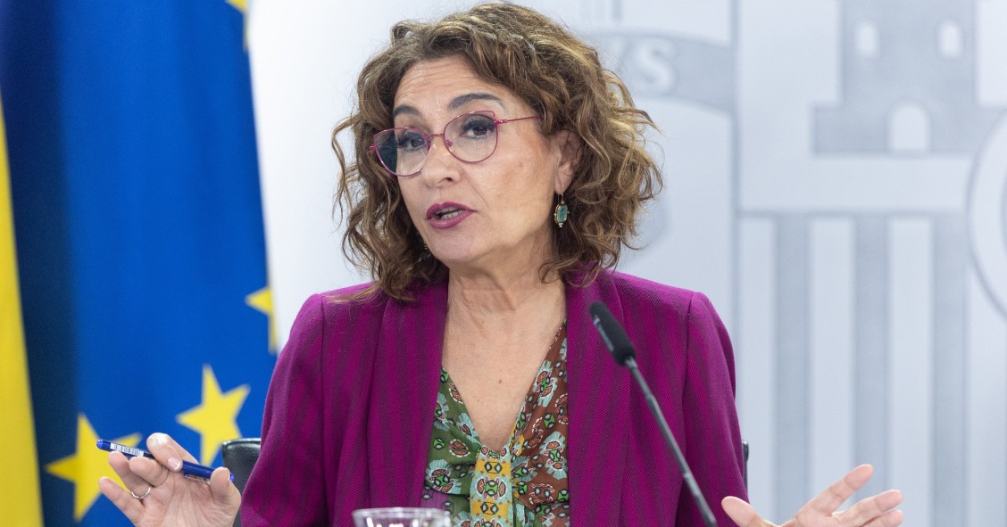 La vicepresidenta primera y ministra de Hacienda, María Jesús Montero, durante una rueda de prensa tras la reunión del Consejo de Ministros, en el Palacio de La Moncloa, a 18 de noviembre de 2025, en Madrid (España). El Gobierno ha revisado hoy al alza su