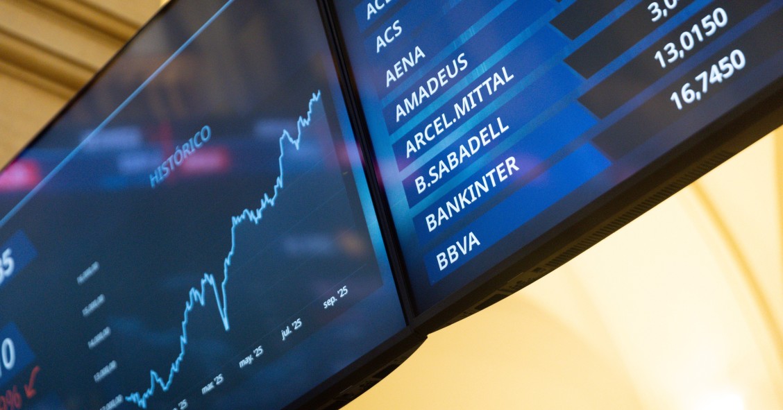 Archivo - Un panel informativo en el Palacio de la Bolsa de Madrid