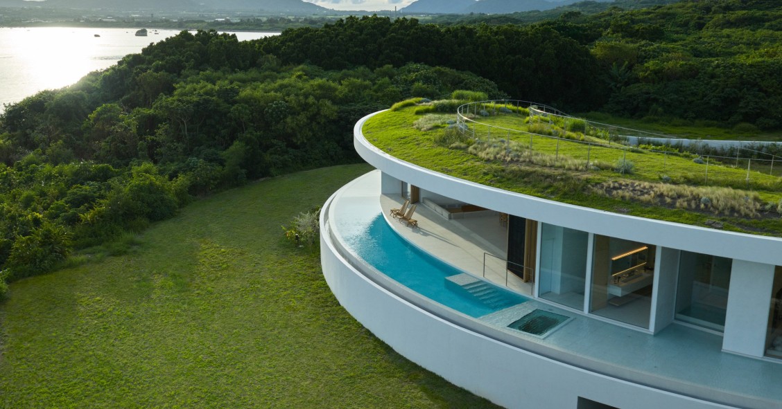 La Casa Earth, diseñada por el arquitecto japonés Sou Fujimoto, es una casa de vacaciones de forma circular de hormigón situada en la isla de Ishigaki, al sur de Japón.