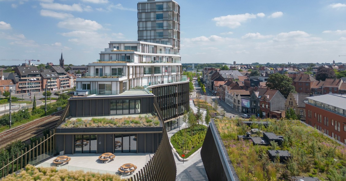 Roelevard es un conjunto en Roeselare (Bélgica) creado por Snøhetta junto a la estación con el propósito de restituir la continuidad urbana entre los dos lados de la ciudad.