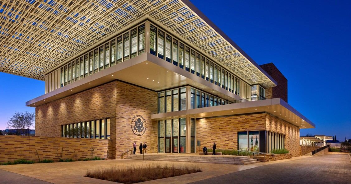 Diseñado por Ennead Architects, el consulado de EEUU en Nogales (México) se ubica en una de las fronteras más transitadas entre ambos países.