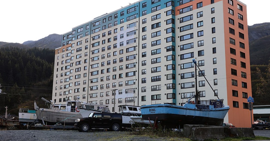 Whittier, en Alaska, se caracteriza por agrupar todos los habitantes bajo el techo de este edificio, el Begich Towers.