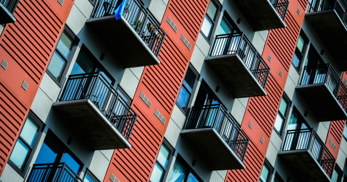 Viviendas okupadas a la venta: ¿por qué hay tantas y dónde se venden más en Cataluña?