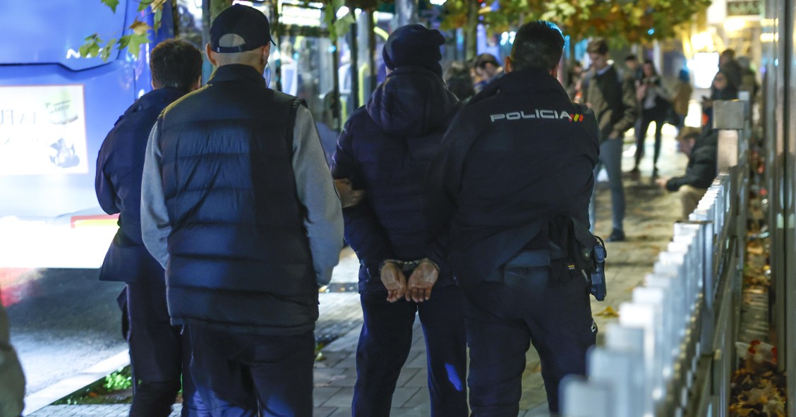 Un Policía deteniendo a un okupa