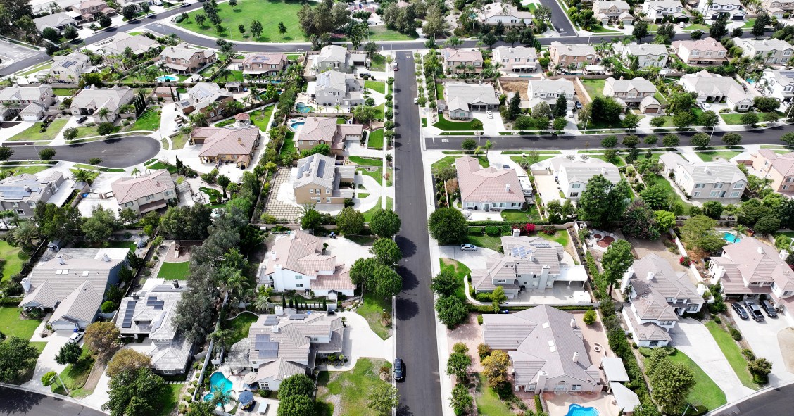 La demanda para la compra de viviendas en EEUU por parte de extranjeros ha experimentado un ligero descenso, según los datos de Realtor.com. La plataforma inmobiliaria destaca la caída del interés por invertir en vivienda de los canadienses, los líderes foráneos en la compra de casas en el mercado estadounidense. Aunque la demanda internacional sigue estando por encima de los niveles previos a la pandemia, la tendencia marca una disminución sostenida en los últimos meses, donde siguen predominando canadiens