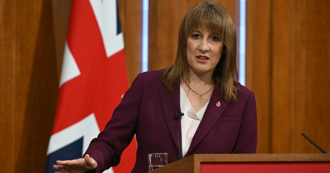 La ministra de Finanzas británica planea aumentar los impuestos a las viviendas de lujo