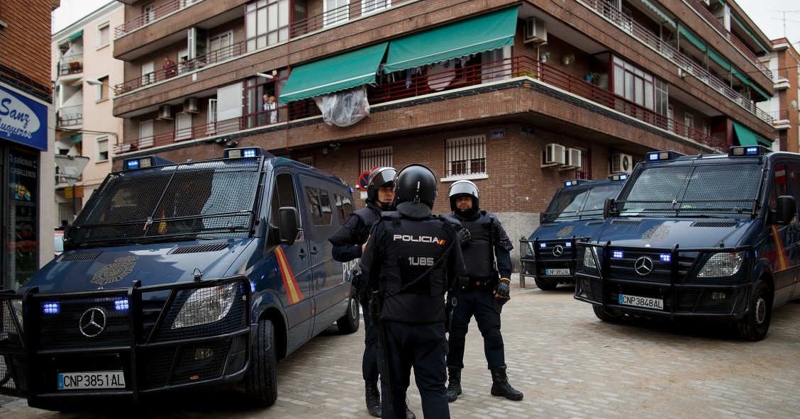 Policias durante un desahucio