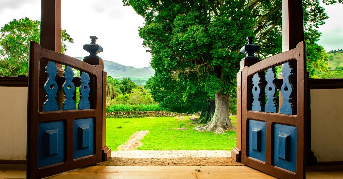 Entrada a un jardín desde una vivienda