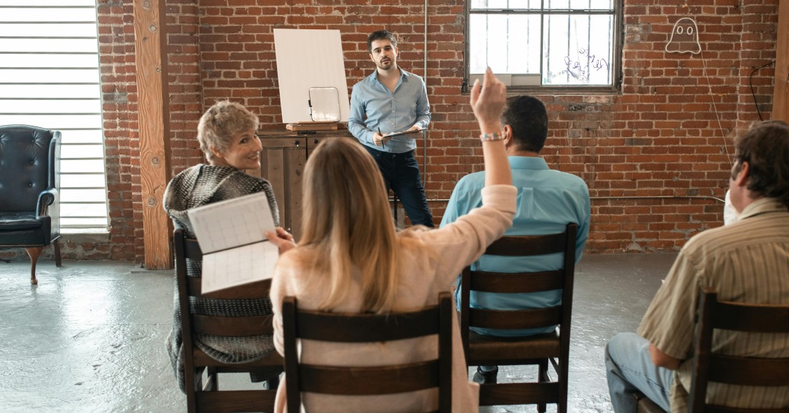 Reunión de junta de vecinos debatiendo sobre permisos y obras en patios interiores
