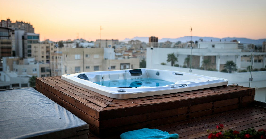 Jacuzzi instalado en la terraza de un edificio