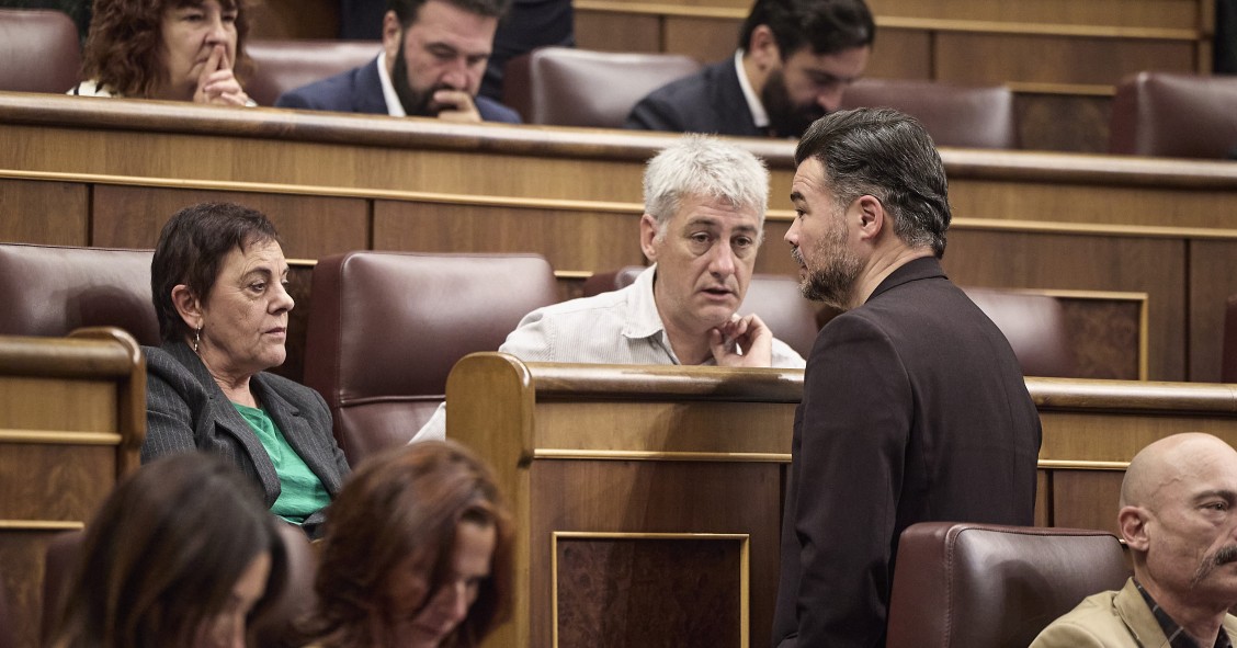 El portavoz de ERC en el Congreso, Gabriel Rufián (d), conversa con la portavoz de EH Bildu en el Congreso, Mertxe Aizpurua, y el diputado Oskar Matute durante una sesión plenaria en el Congreso de los Diputados, a 13 de noviembre de 2025, en Madrid (Espa