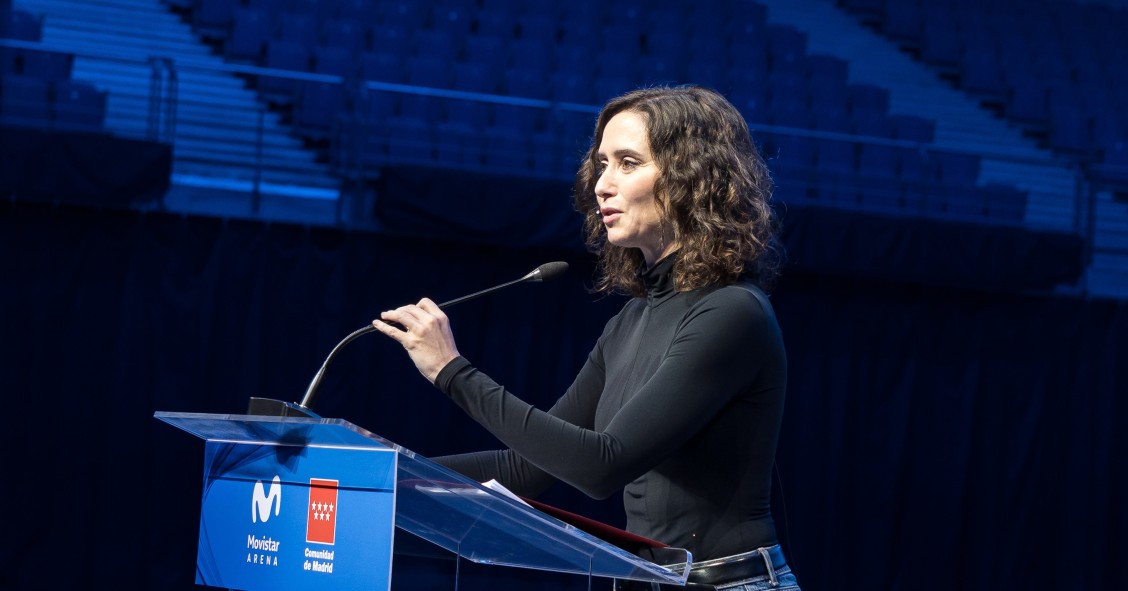 La presidenta de la Comunidad de Madrid, Isabel Díaz Ayuso, durante la visita a las instalaciones del pabellón de eventos Movistar Arena, a 2 de diciembre de 2025, en Madrid (España). El pabellón celebra el 20º aniversario de su reapertura.