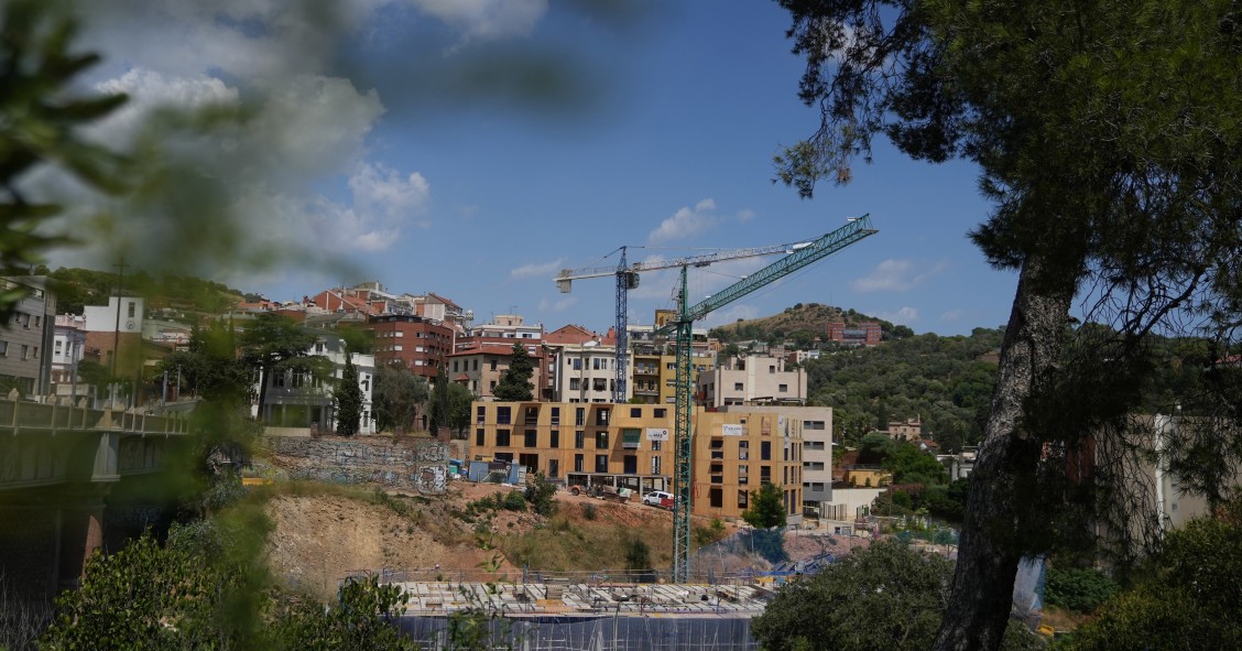 Archivo - Construcción de un edificio sostenible en Vallcarca, a 31 de julio de 2025, en Barcelona, Catalunya (España). 