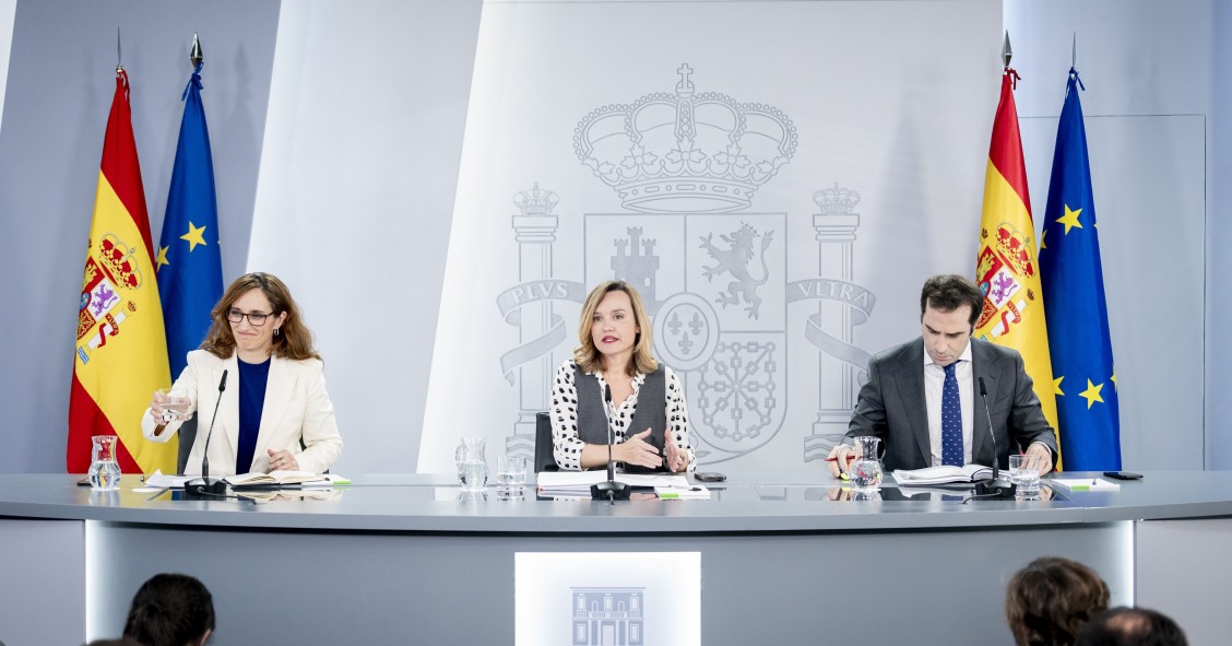 (I-D) La ministra de Sanidad, Mónica García; la ministra de Educación, Formación Profesional y Deportes y portavoz del Gobierno, Pilar Alegría; y el ministro de Economía, Comercio y Empresa, Carlos Cuerpo.
