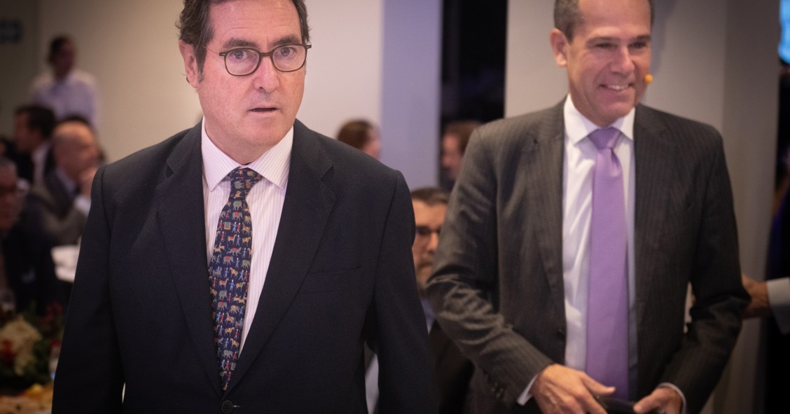 El presidente de la CEOE, Antonio Garamendi, y el presidente y consejero delegado de Canon España, Italia y Portugal, Javier Tabernero, durante un encuentro empresarial, en la sede de CEOE, a 10 de diciembre de 2025.