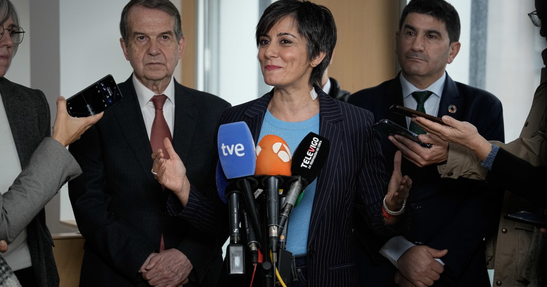 La ministra de Vivienda y Agenda Urbana, Isabel Rodríguez, y el alcalde de Vigo, Abel Caballero, visitan un edificio con viviendas propiedad de CASA 47, la Entidad Estatal de Vivienda, a 11 de diciembre de 2025, en Vigo, Galicia (España).