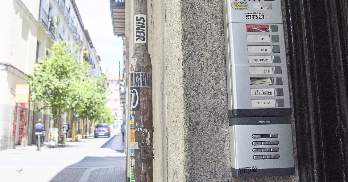 Archivo - Exterior de un piso turístico en el centro de Madrid tras el anuncio del ministerio de Consumo de bloquear casi 66.000 anuncios ilegales, a 19 de mayo de 2025, en Madrid (España)
