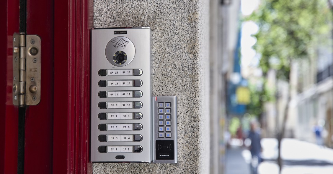 Archivo - Exterior de un piso turístico en el centro de Madrid