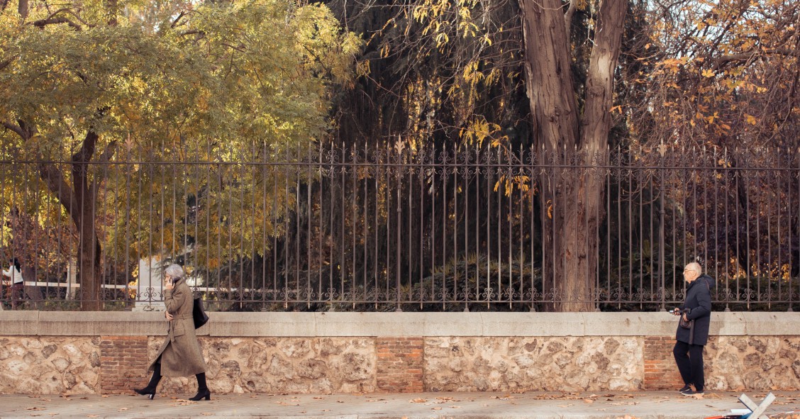 Archivo - Dos personas ancianas caminando, en Madrid (España)