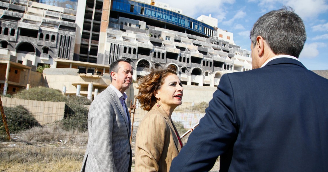 La vicepresidenta primera y ministra de Hacienda, María Jesús Montero, a su llegada al hotel de El Algarrobico en Carboneras (Almería) junto al subdelegado de Gobierno, José María Martín. 