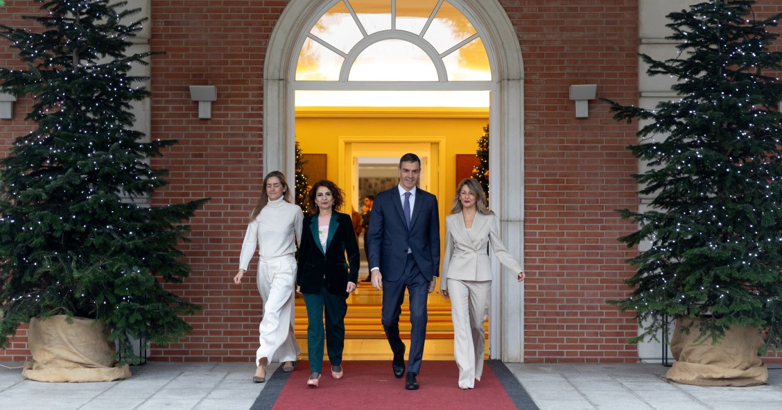 (I-D) La vicepresidenta tercera y ministra para la Transición Ecológica y el Reto Demográfico, Sara Aagesen; la vicepresidenta primera y ministra de Hacienda, María Jesús Montero; el presidente del Gobierno, Pedro Sánchez, y la vicepresidenta segunda y m