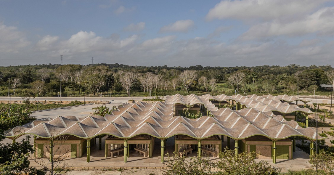 El Mercado Nicolás Bravo está ubicado en Quintana Roo (Yucatán, México) y su apertura ha creado un espacio capaz de articular la vida diaria de una población de menos de 5.000 habitantes.