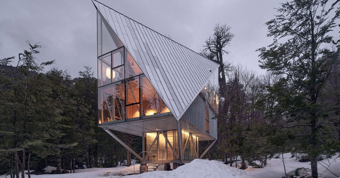 La Steel House, situada en la costa central de Chile, se concibe como una estructura liviana que minimiza su impacto sobre el paisaje al elevar toda la vivienda.