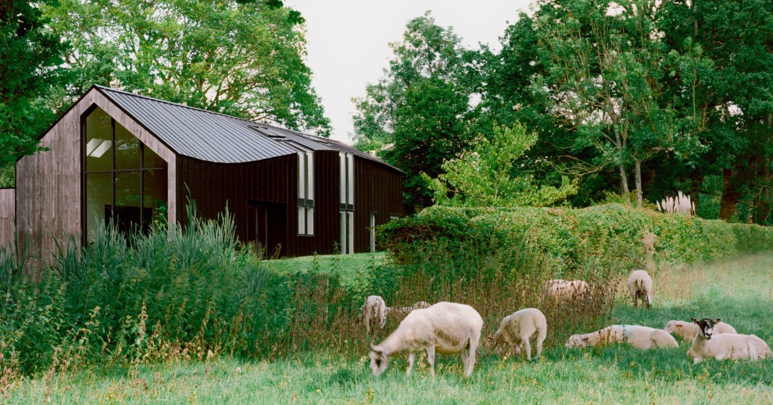 Twisted House es una vivienda familiar en el condado de Kent que reinterpreta la tipología del granero tradicional para adaptarse a un paisaje ondulado y cambiante.