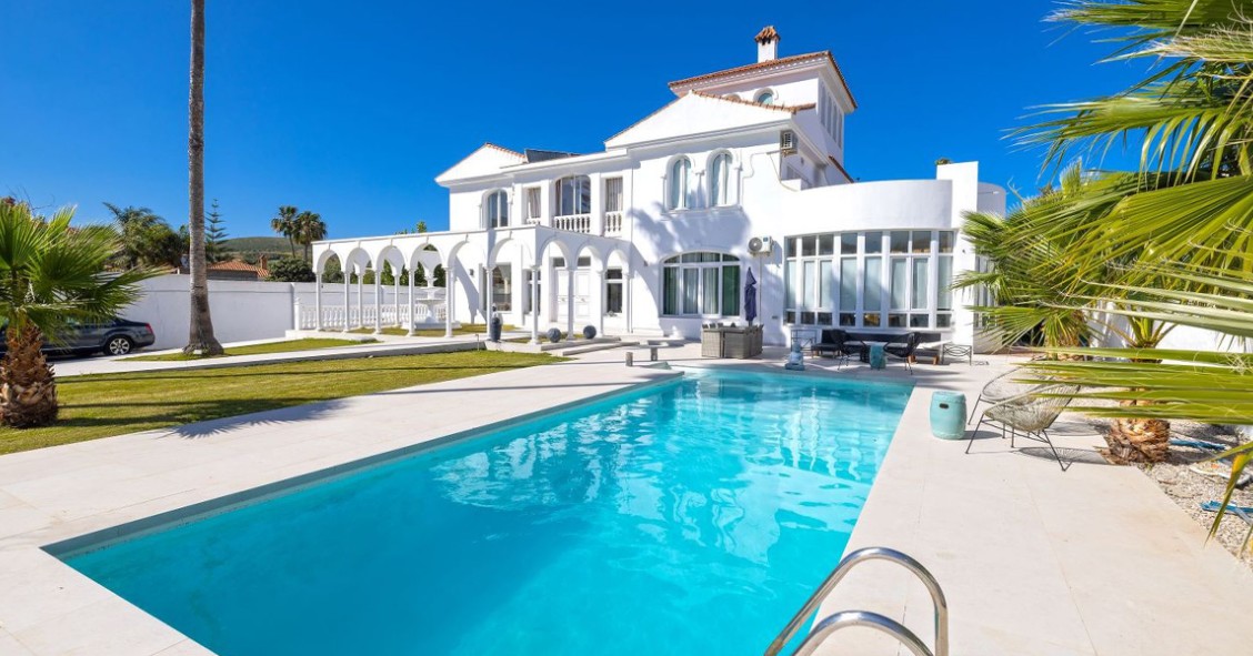 Villa de lujo a la venta en La Línea de la Concepción (Cádiz)