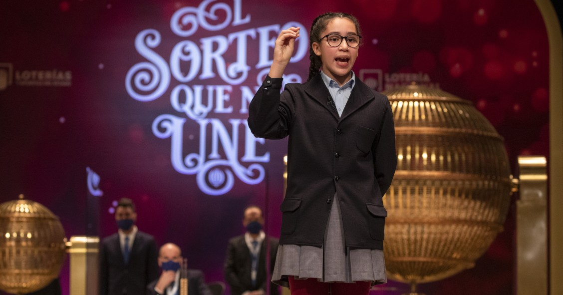 Una niña del Colegio de San Ildefonso cantando número