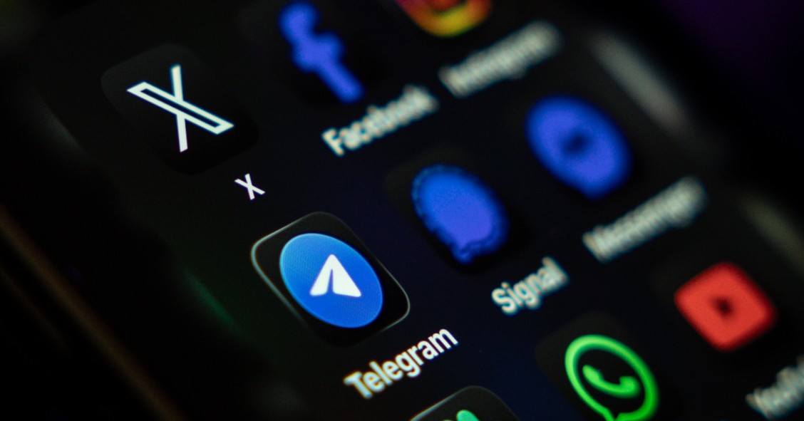 Bruselas multa a X con 120 millones de euros