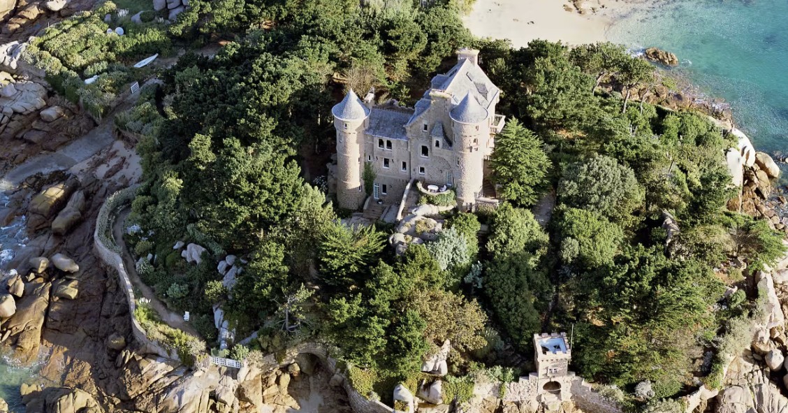 Isla privada con castillo a la venta en Francia