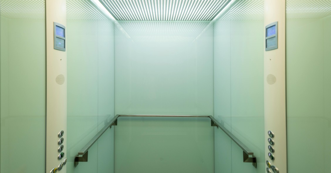 Interior de un ascensor instalado en un edificio antiguo