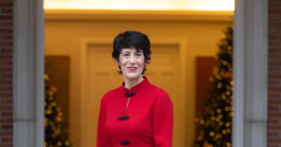 La ministra de Seguridad Social, Inclusión y Migraciones y nueva portavoz del Gobierno, Elma Saiz, posa con su cartera, en el Palacio de la Moncloa, este martes