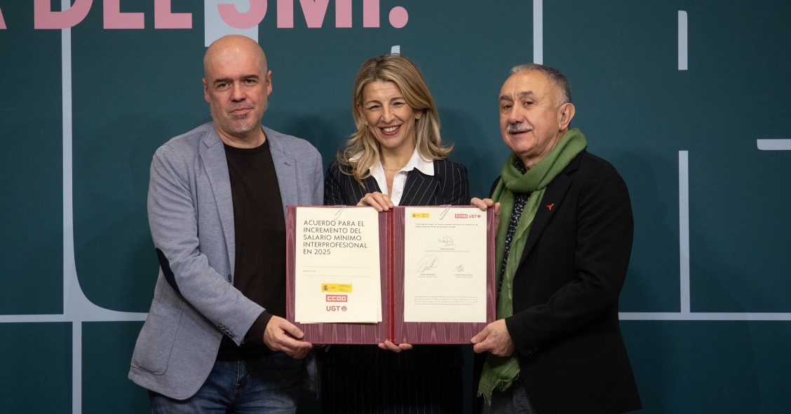 Archivo - La vicepresidenta segunda y ministra de Trabajo y Economía Social, Yolanda Díaz, el secretario general de CCOO, Unai Sordo, y el secretario general de UGT, Pepe Álvarez, durante la firma del acuerdo de subida del SMI para 2025
