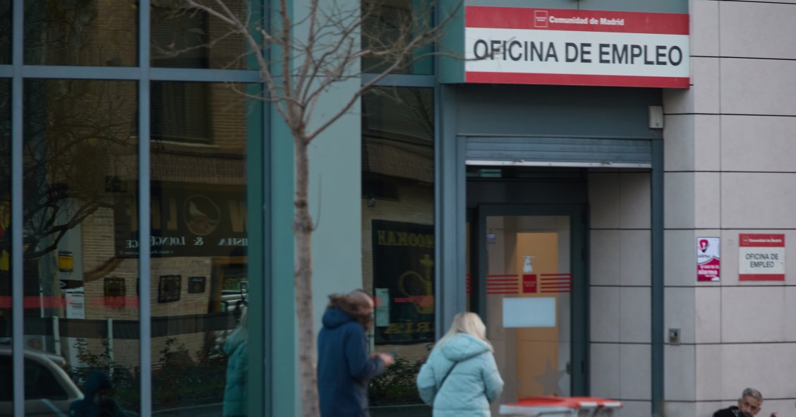 Archivo - Dos personas en la puerta de una oficina de empleo