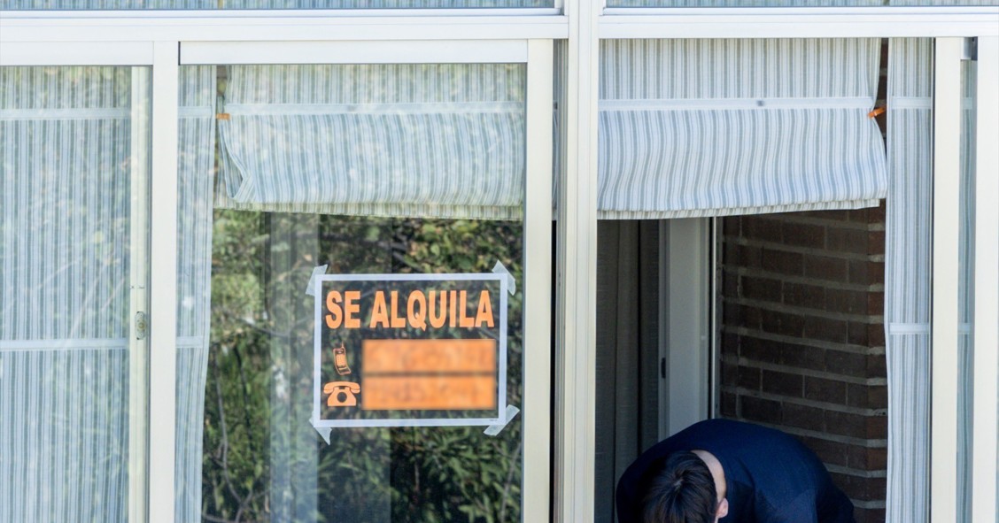 Archivo - Cartel anunciando el alquiler de una vivienda