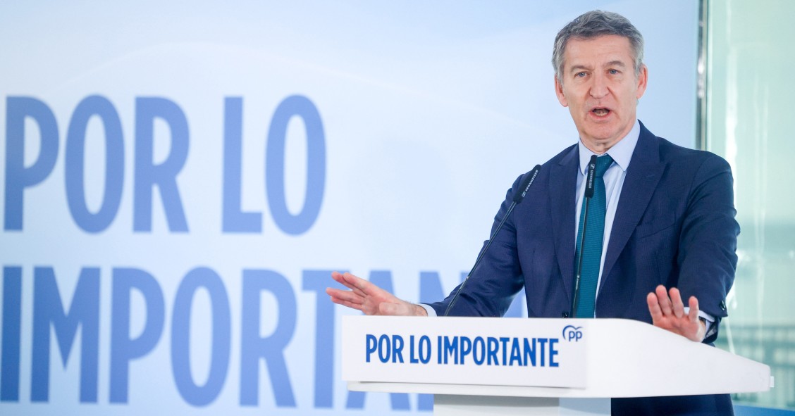 El presidente del Partido Popular, Alberto Núñez Feijóo, interviene durante un acto tras el comité de dirección nacional del PP en Barcelona.
