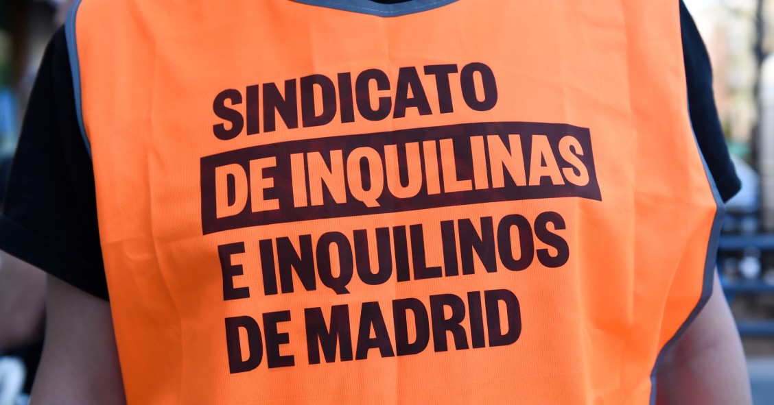 Archivo - Un voluntario del Sindicato de Inquilinas e Inquilinos participa en una de las siete movilizaciones por el derecho a la vivienda, a 18 de abril de 2023, en Madrid (España). 