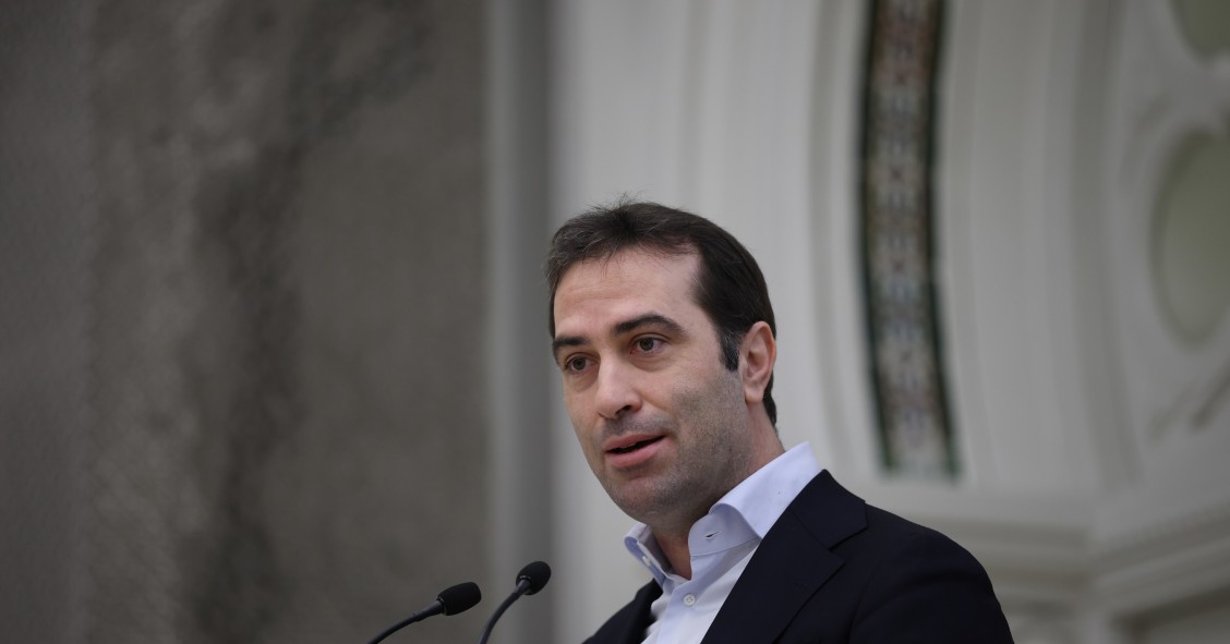 El ministro de Economía, Comercio y Empresa, Carlos Cuerpo, durante la firma del convenio de colaboración entre el Ministerio de Educación, Formación Profesional y Deportes y el Plan de Educación Financiera, en el Banco de España, a 16 de enero de 2026, e