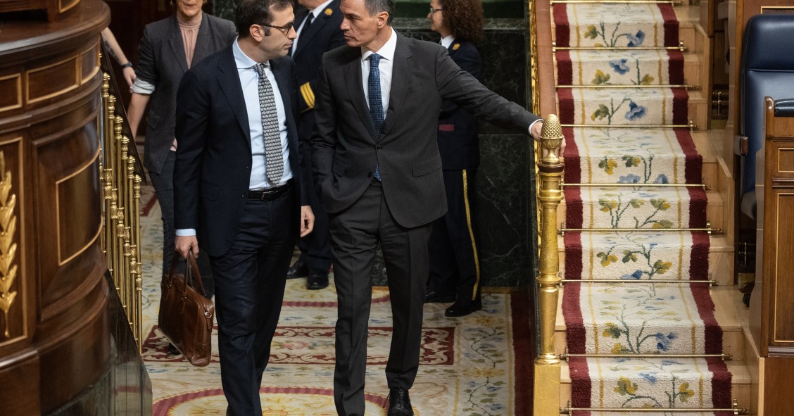 Archivo - El ministro de Economía, Carlos Cuerpo (i) y el presidente del Gobierno, Pedro Sánchez (d).