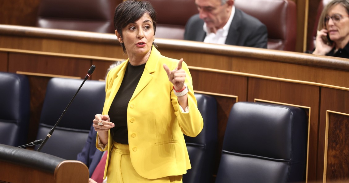 Archivo - La ministra de Seguridad Social y Migraciones, Isabel Rodríguez, interviene durante una sesión de control al Gobierno, en el Congreso de los Diputados, a 19 de noviembre de 2025, en Madrid (España). 