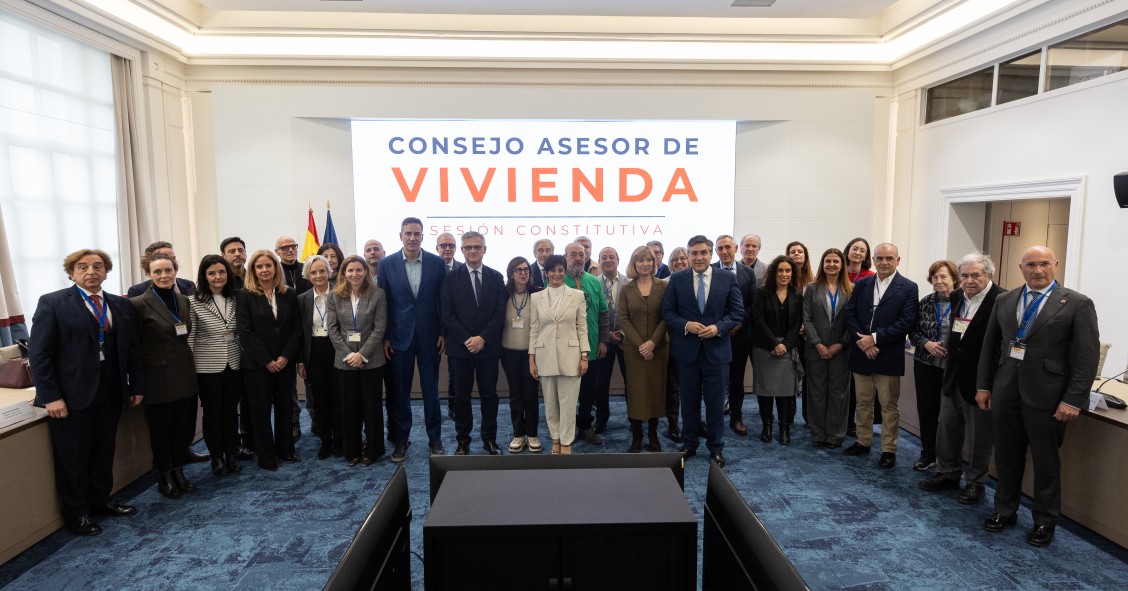 Foto de familia de la primera reunión del Consejo Asesor de Vivienda en el ministerio