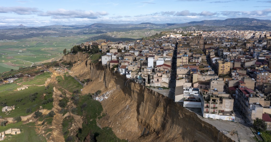La localidad de Niscemi, en la cima de una colina, en la isla italiana de Sicilia