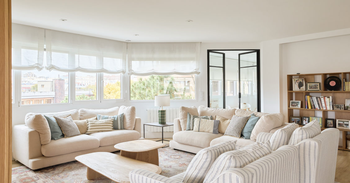 Salón amplio con un gran sofá