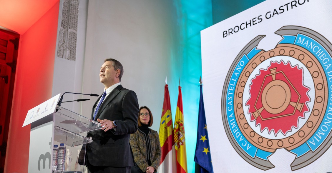 El presidente de Castilla-La Mancha, Emiliano García-Page, entrega los Broches Gastronómicos del Medio Rural.