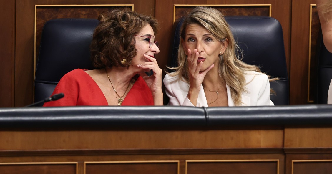 Archivo - La vicepresidenta primera y ministra de Hacienda, María Jesús Montero (i), y la vicepresidenta segunda y ministra de Trabajo y Economía Social, Yolanda Díaz.