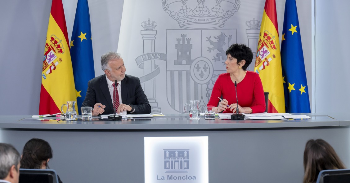 El ministro de Política Territorial y Memoria Democrática, Ángel Víctor Torres, y la ministra de Inclusión Seguridad Social y Migracioneas y portavoz del Gobierno, Elma Saiz, durante una rueda de prensa tras el Consejo de Ministros, a 3 de febrero de 2026