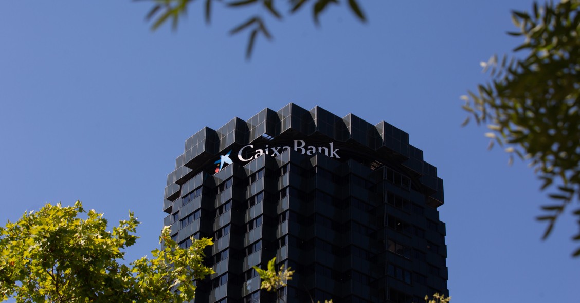 Archivo - Fachada de la sede de CaixaBank en la Avenida Diagonal de Barcelona.
