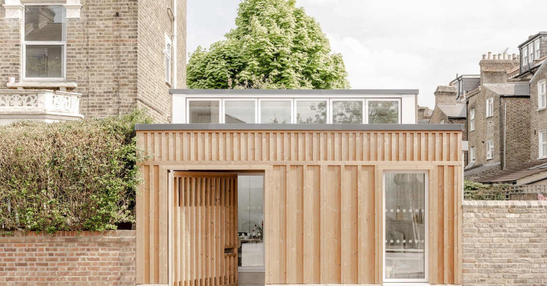 Stroud Green Housing Centre se sitúa en un solar de 38 metros cuadrados, transformando un antiguo garaje cerca de Finsbury Park, Londres.